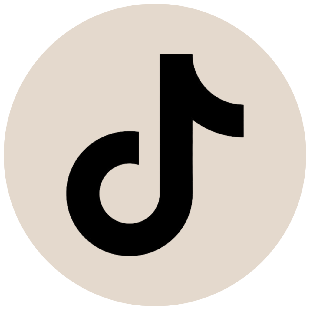 schwarzes TikTok-Icon, das wie eine Note aussieht auf beigem Hintergrund