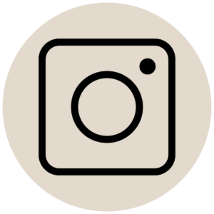 schwarzes Instagram-Icon das wie eine Polaroidkamera aussieht auf beigem Hintergrund