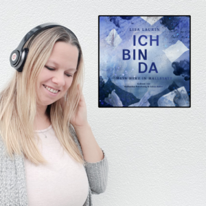 blonde, junge Frau mit Kopfhörern auf, Hörbuchcover blau mit dem Titel "Ich bin da - Mein Herz in Hallstatt" daneben