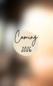 gelb-schwarz verschwommener Hintergrund, gelber Kreis in der Mitte, schwarzer Schriftzug "Coming 2026" in der Mitte